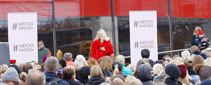 #Metoo Sweden Demonstration i Stockholm. I publikhavet syns en kvinna i röd jacka särskilt tydligt (1)